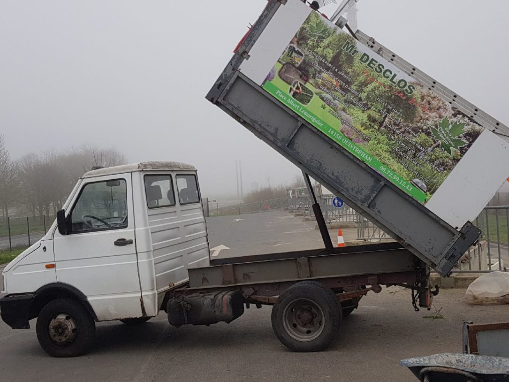 Le camion du paysagiste JM Desclos à Ouistreham pour évacuer les végétaux